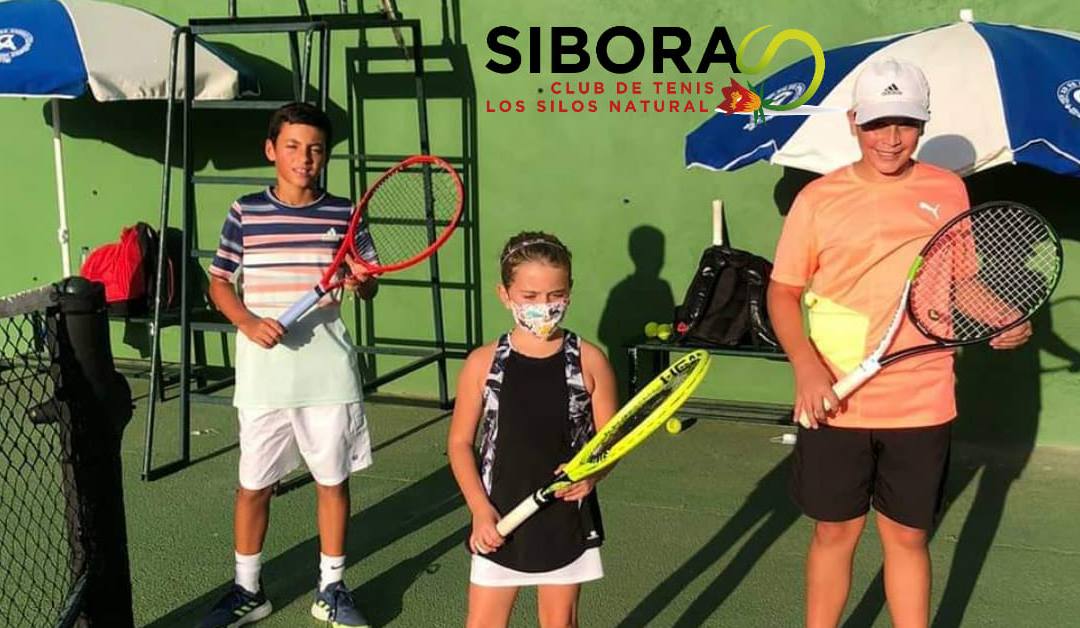 Inés, Adan Estevez y Raul Socas, alumnos de la Escuela de Tenis del CT Sibora, mejorando día a día