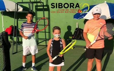 Inés, Adan Estevez y Raul Socas, alumnos de la Escuela de Tenis del CT Sibora, mejorando día a día
